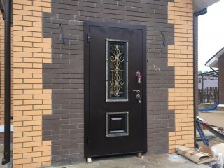 Уличная входная дверь для частного дома