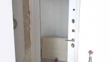  Стальная дверь Ратибор Лондон 3К с зеркалом внутрення отделка