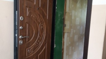 Современная входная дверь в квартиру с панелью мдф
