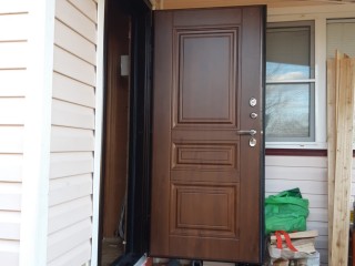 Железная дверь в коричневом цвете для загородного дома