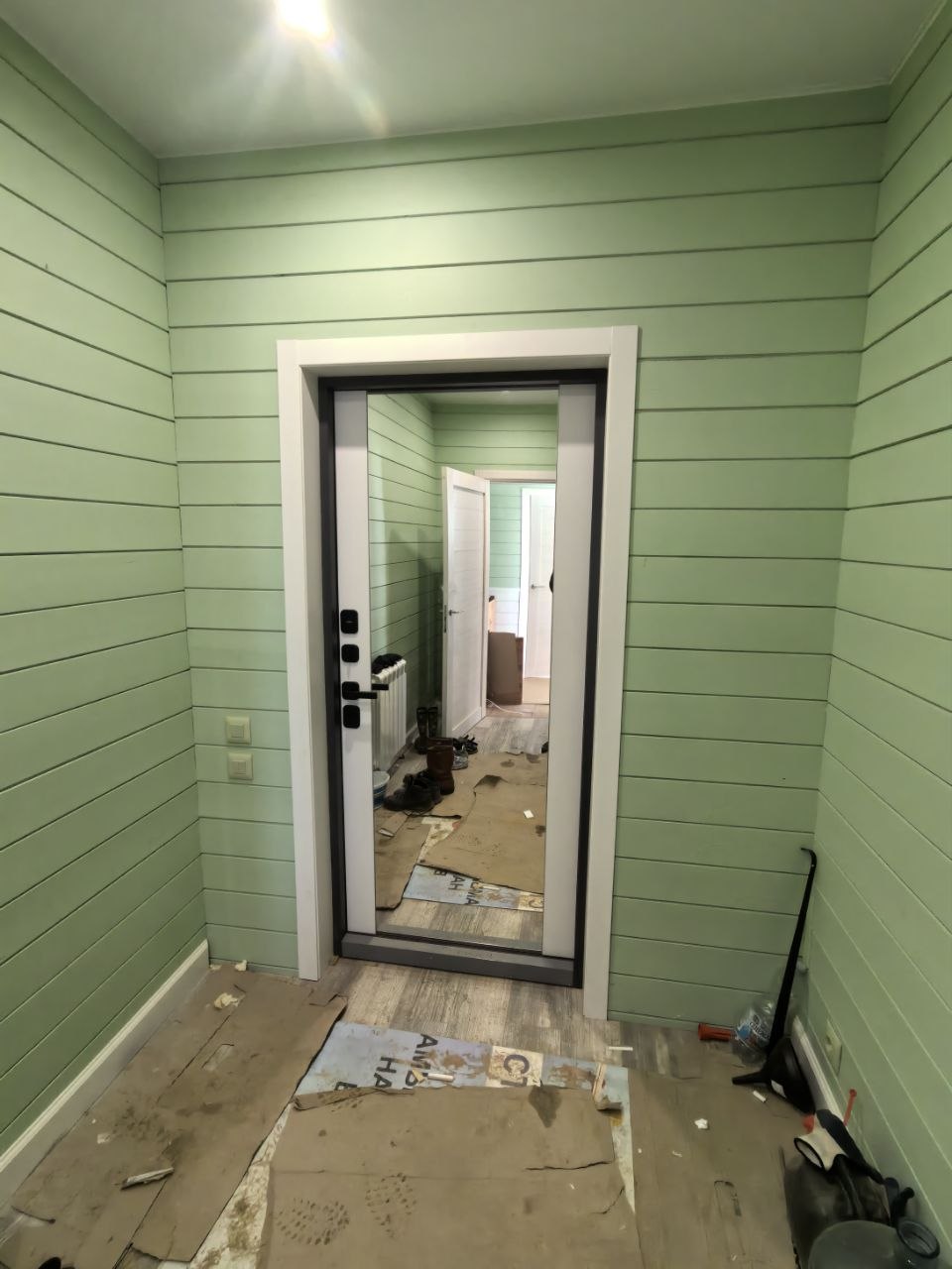 Входная дверь с зеркалом